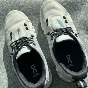 On Running Cloud 5 Waterproof women’s Sneakers - Light Gray and Black